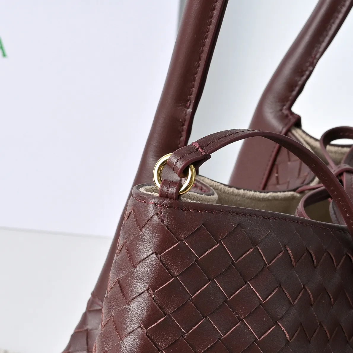 Batch 1860 Bv 2025 early spring series Pinacoteca medium tote handbag. The front is made of classic Intreccia woven cow leather. It is low-key and luxurious. The flip side is made of warm suede. It instantly switches to a lazy and casual style. It has a large interior capacity. It is no pressure to carry a computer for commuting. It is also thoughtfully matched with a small detachable bag. It is full of security. The woven texture is so delicate that you can't put it down. The highlight is that it is super versatile. Come and get your new bag😝 Model: 4371 Size: 34*20*14cm